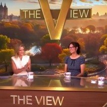 Whoopi Goldberg entrevista mulher de Bruce Willis e revela ajuda do ator no início da carreira - Reprodução Youtube / The View
