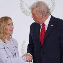 'Você não se importa se eu te chamar de linda, certo?', diz Trump a Meloni - Foto por EVAN VUCCI / POOL / AFP