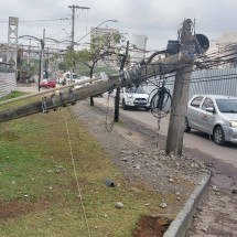 Poste cai e interdita uma das principais avenidas de BH - Reprodução/BhTrans 