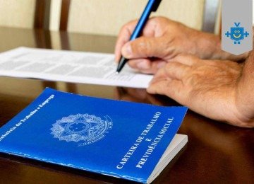 Assinatura de documentos e carteira de trabalho em destaque, início do planejamento com previdência privada. -  (crédito: Reprodução Educando seu Bolso)