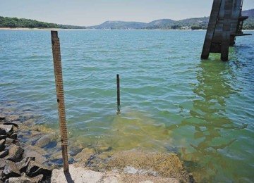 réguas de marcação do nível da água dão sinais de seca na represa Vargem das Flores, parte do Sistema Paraopeba de abastecimento -  (crédito: Leandro Couri/EM/D.A Press)