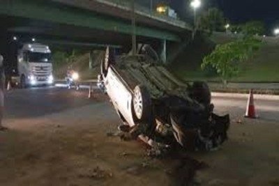 Veículo parou com as rodas para cima, mas a motorista não sofreu ferimentos graves -  (crédito: Redes sociais)