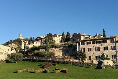 Assis é mundialmente conhecida como a cidade natal de São Francisco de Assis, o santo padroeiro da ecologia e protetor dos animais e dos pobres. Francisco viveu com simplicidade, praticando a renúncia e o amor à natureza. Sua vida e ensinamentos transformaram a cidade italiana em um centro espiritual mundial. -  (crédito: reprodução/tripadvisor)
