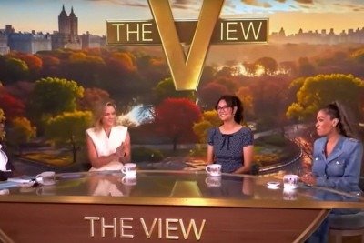 Whoopi Goldberg recebeu Emma Heming, esposa de Bruce Willis, no programa americano 'The View', e conversou sobre o diagnóstico de demência do ator, a carreira e o livro 'The Unexpected Journey', escrito por Heming. -  (crédito: Reprodução Youtube / The View)