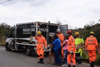 Momento em que e esposa reconheceu o corpo, que foi achado no ribeirão Arrudas -  (crédito: Leandro Couri/EM/D.A.Press)
