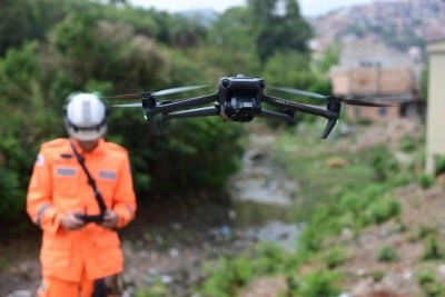 Drone foi um dos recursos utilizados pelo Corpo de Bombeiros nas buscas pelo repositor Luiz Gustavo Santiago, de 23 anos, que caiu no Ribeirão Arrudas ao sofrer acidente de moto; corpo só foi localizado após sete dias -  (crédito: Leandro Couri/M/D.A.Press)