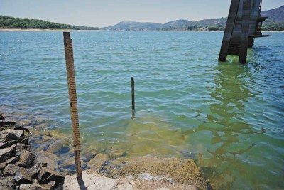 réguas de marcação do nível da água dão sinais de seca na represa Vargem das Flores, parte do Sistema Paraopeba de abastecimento -  (crédito: Leandro Couri/EM/D.A Press)
