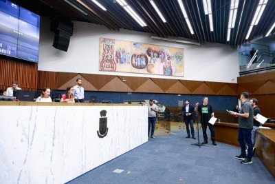 Vereadores votaram pela aprovação de projeto de lei que reduz a faixa que proíbe construções nas rodovias -  (crédito: Cláudio Rabelo/CMBH)