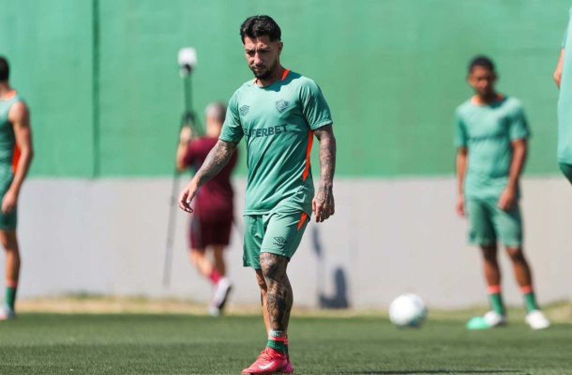 Lucho Acosta vira dúvida para jogo do Fluminense