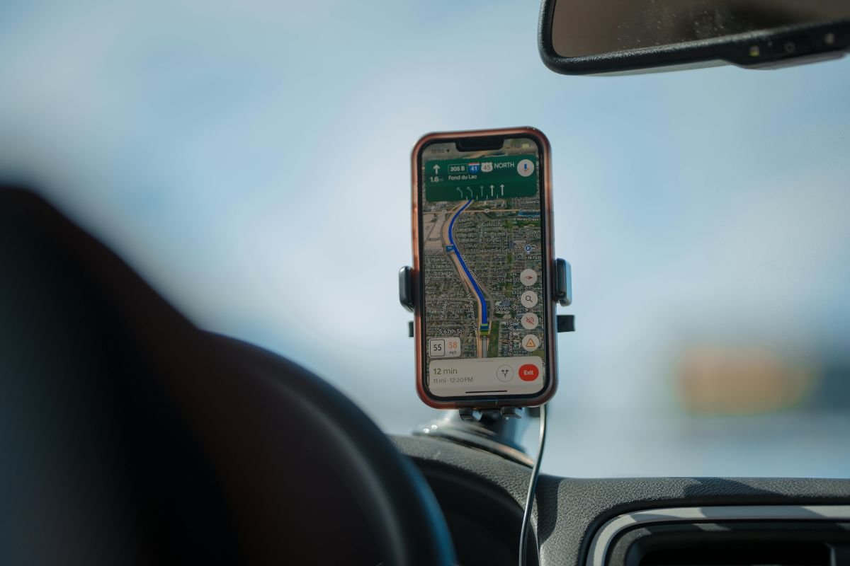 Rastreamento por GPS e botão de pânico ajudam motoristas a enfrentar situações de risco nas ruas -  (crédito: Canva)