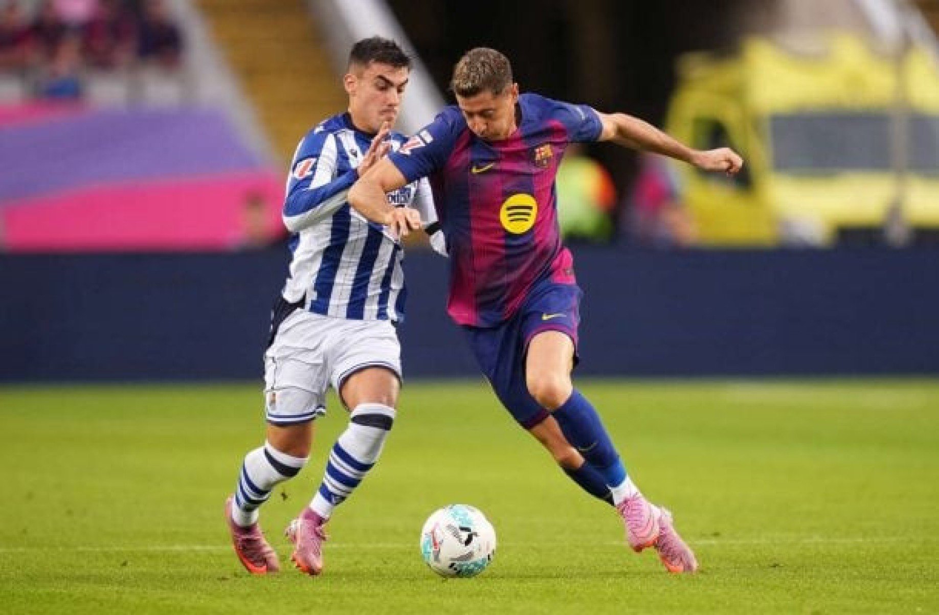 Lewandowski sofre lesão na coxa esquerda e aumenta problemas do Barcelona