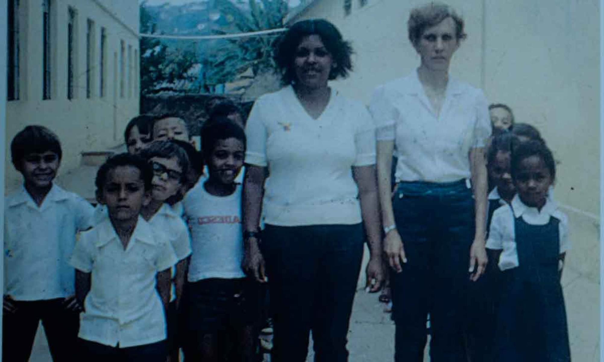 À direita, Vera Lúcia Nascimento com a colega Dora e os alunos da Escola Gervásio Lara, em 6 de agosto de 1979