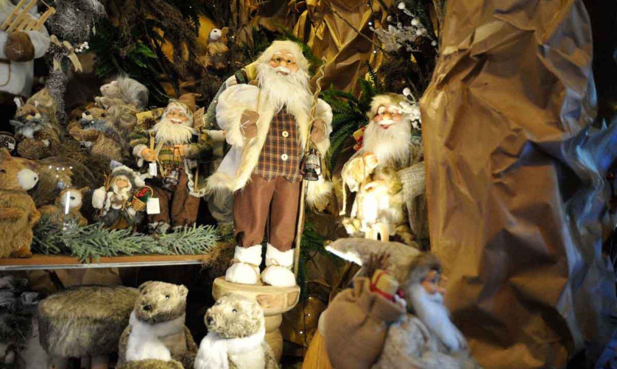 Lojas especializadas em decoração natalina já estão com as vitrines cheias de enfeites, de Papais Noéis a ursos polares
- (crédito: Alexandre Guzanshe/EM/D.A Press) Lojas especializadas em decoração natalina já estão com as vitrines cheias de enfeites, de Papais Noéis a ursos polares
- (crédito: Alexandre Guzanshe/EM/D.A Press)
