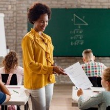 Governo lança programas em homenagem ao Dia dos Professores - Freepik