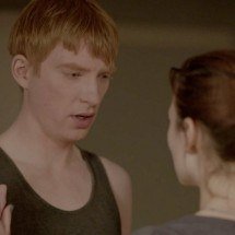 Episódio 'Be Right Back', da 2ª temporada de Black Mirror, apresenta uma tecnologia que permite a criação de uma versão virtual de alguém que já morreu -  (crédito: NetFlix/Divulgação)