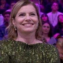 Sucesso em Vale Tudo, Debora Bloch se emociona com surpresa da família no Domingão - Reprodução/TV Globo