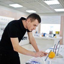 Pesquisa da Assurant mostra como IA guia decisões de compras - DINO