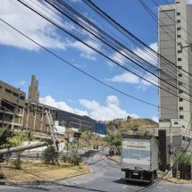 Carreta derruba postes em avenida de BH e região fica sem energia - Jair Amaral/EM/D.A. Press