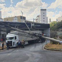 Vídeo: veja o momento em que carreta derruba postes em avenida de BH - Jair Amaral/EM/D.A Press