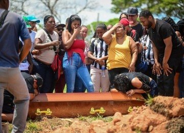 Lágrimas e desespero de familiares marcaram sepultamento de Luiz, que caiu no Arrudas -  (crédito: Leandro Coury/EM/D. A. Press)