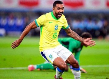 O ex-atleticano Paulo Henrique comemora o primeiro gol do jogo no Estádio Nacional de Tóquio, que acabou com vitória japonesa por 3 a 2 sobre a Seleção Brasileira -  (crédito: Yuichi YAMAZAKI / AFP)