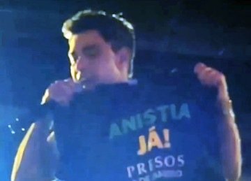 Zezé Di Camargo exibe camiseta em apoio a anistia durante show -  (crédito: Reprodução/Redes Sociais)