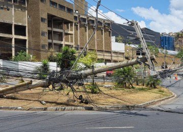 Segundo a BHTrans, a Avenida Bar&atilde;o Homem de Melo est&aacute; interditada entre a M&aacute;rio Werneck e a Raja Gabaglia em fun&ccedil;&atilde;o do acidente -  (crédito: Jair Amaral/EM/D.A Press)