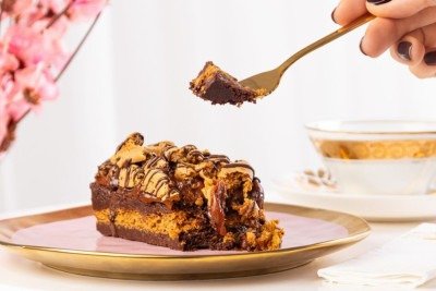 Bolo com massa de brownie, cookie e recheio de doce de leite da Isabela Akkari -  (crédito: Luis Vinhão/Divulgação)