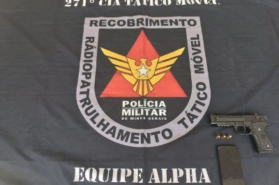 Entre os materiais apreendidos estão uma réplica de arma de fogo, três munições calibre .380 e celular -  (crédito: PMMG/Reprodução)