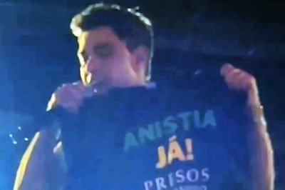 Zezé Di Camargo exibe camiseta em apoio a anistia durante show -  (crédito: Reprodução/Redes Sociais)