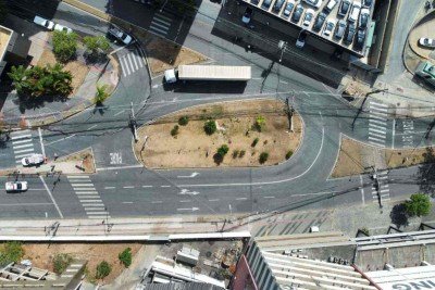 Uma carreta derrubou tr&ecirc;s postes ao puxar a fia&ccedil;&atilde;o no Bairro Estoril, na Regi&atilde;o Oeste de Belo Horizonte 

 -  (crédito: Leandro Couri/EM/D.A Press)