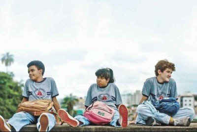 Cassinho (Daniel Victor), Cristiane (Tatiana Costa) e Erik (Matheus Sampaio) interpretam os amigos que dividem a rotina de estudos e diversão no bairro Laguna, em Contagem, em 1991 -  (crédito:  Leonardo Feliciano/Divulgação)