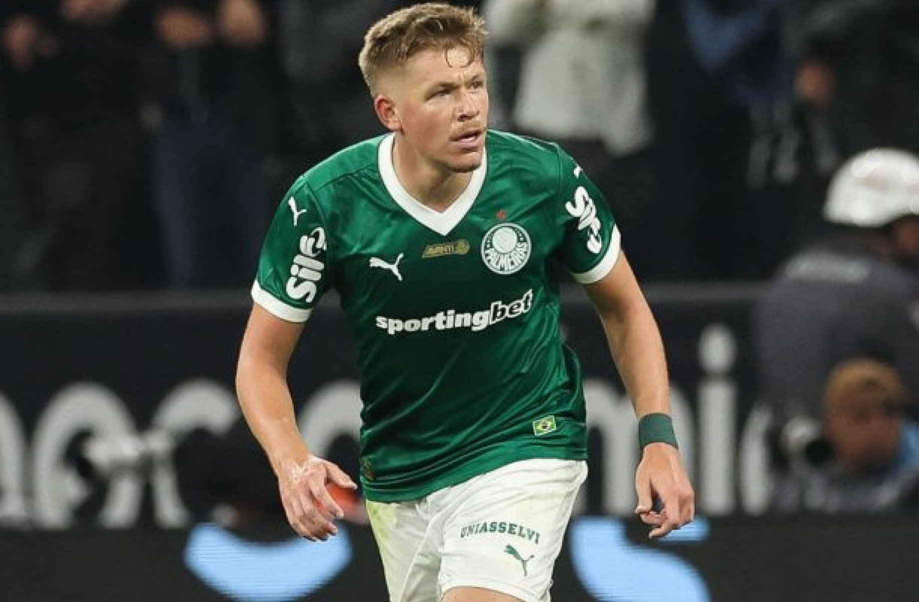 Zagueiro aproveita chance no Palmeiras e ganha confiança de Abel