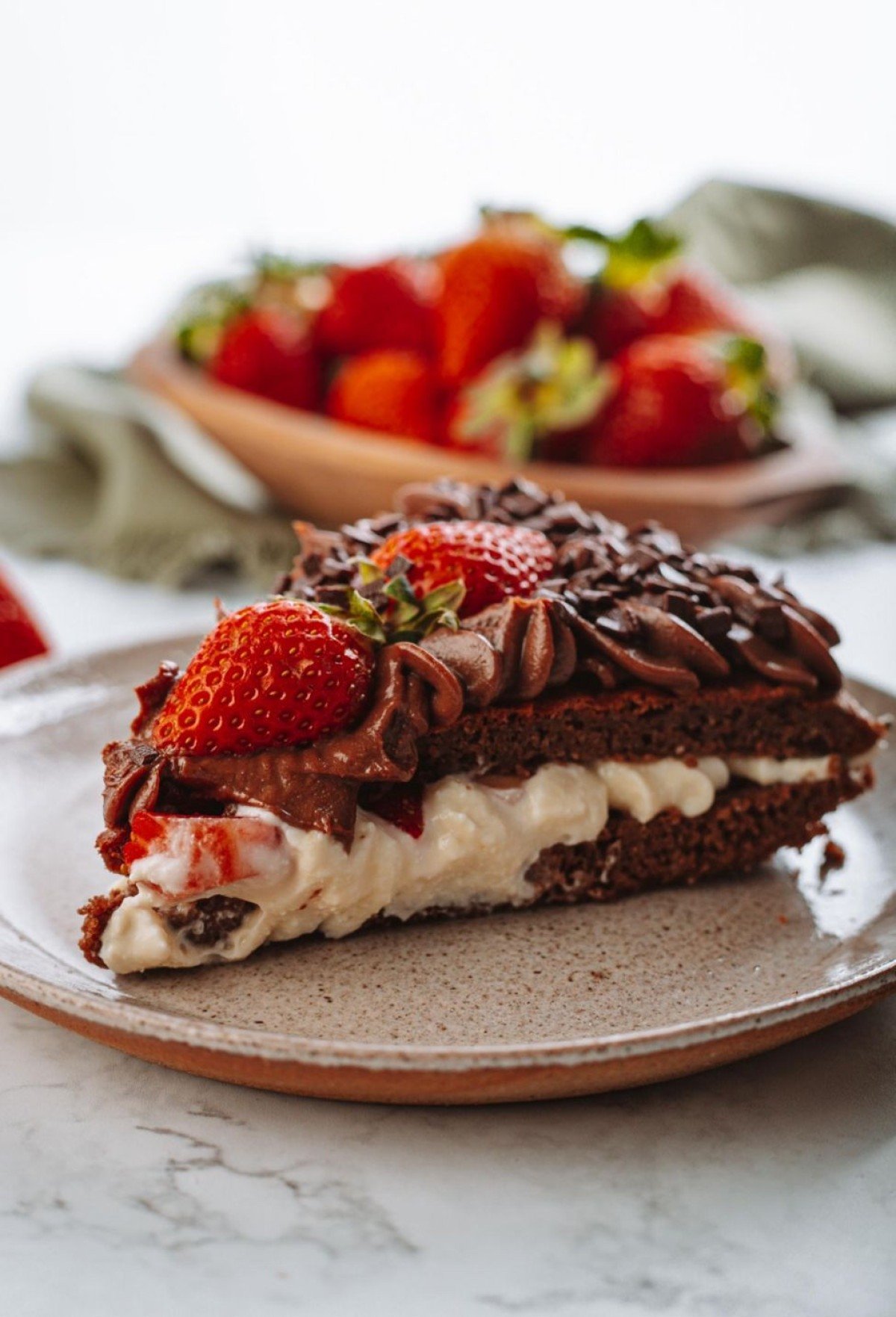 Os produtos cremosos e com recheio fazem mais sucesso na Fifit Doceria Saudável, entre eles o bolo de brigadeiro com morango