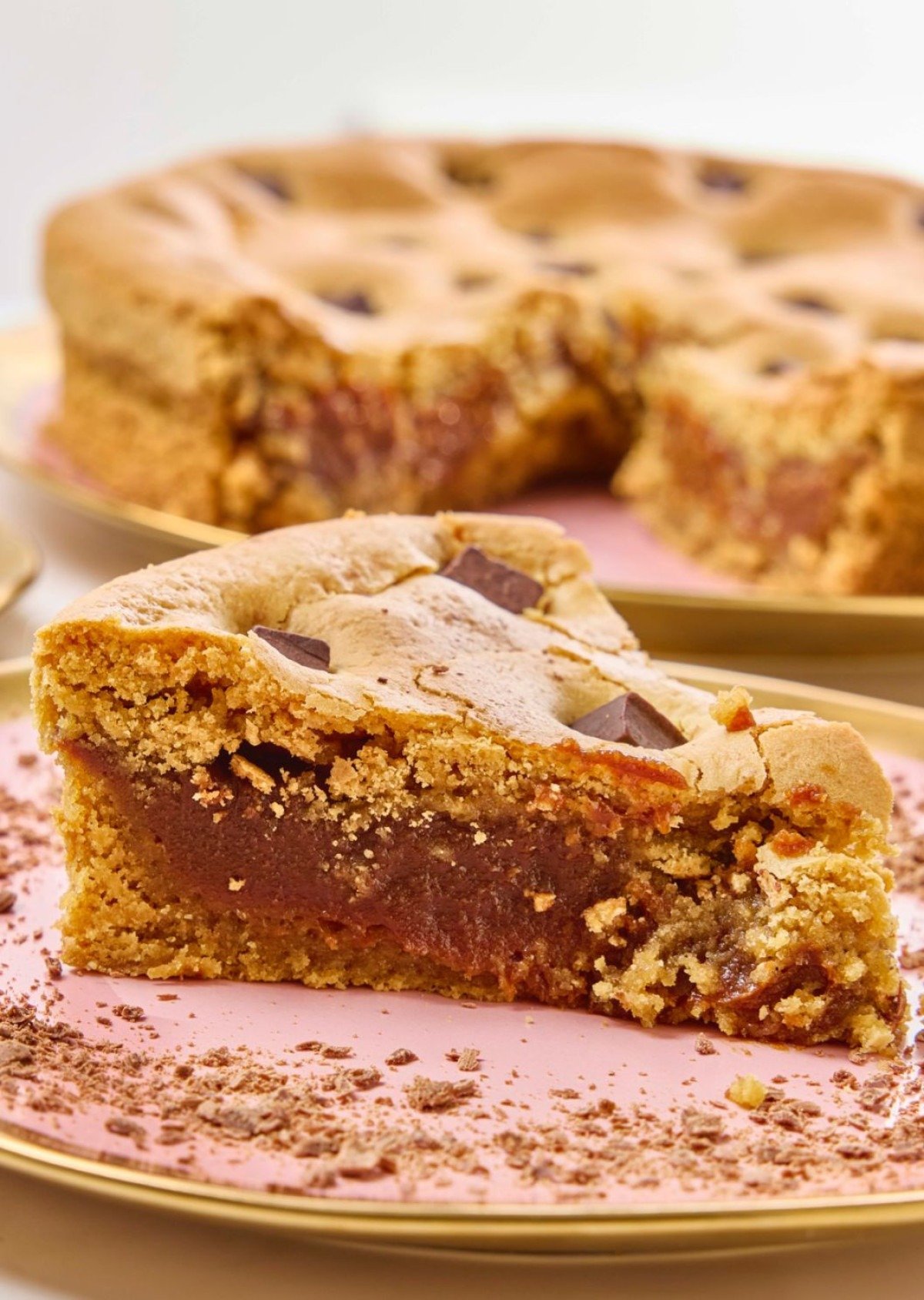 O tradicional cookie da marca se transforma em torta e ganha recheio de brigadeiro, além de gotas de chocolate por cima da massa