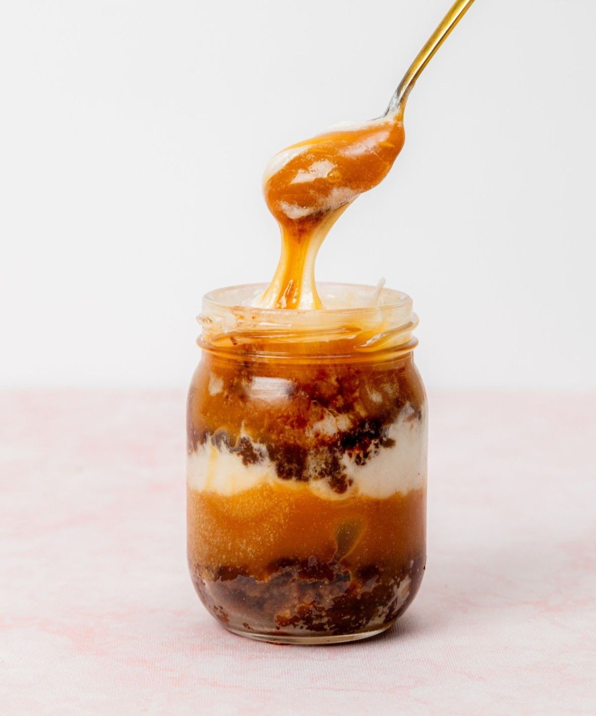 Camadas de doce de leite, biscoito e marshmallow formam um dos doces no pote veganos da Delícias da Mandy