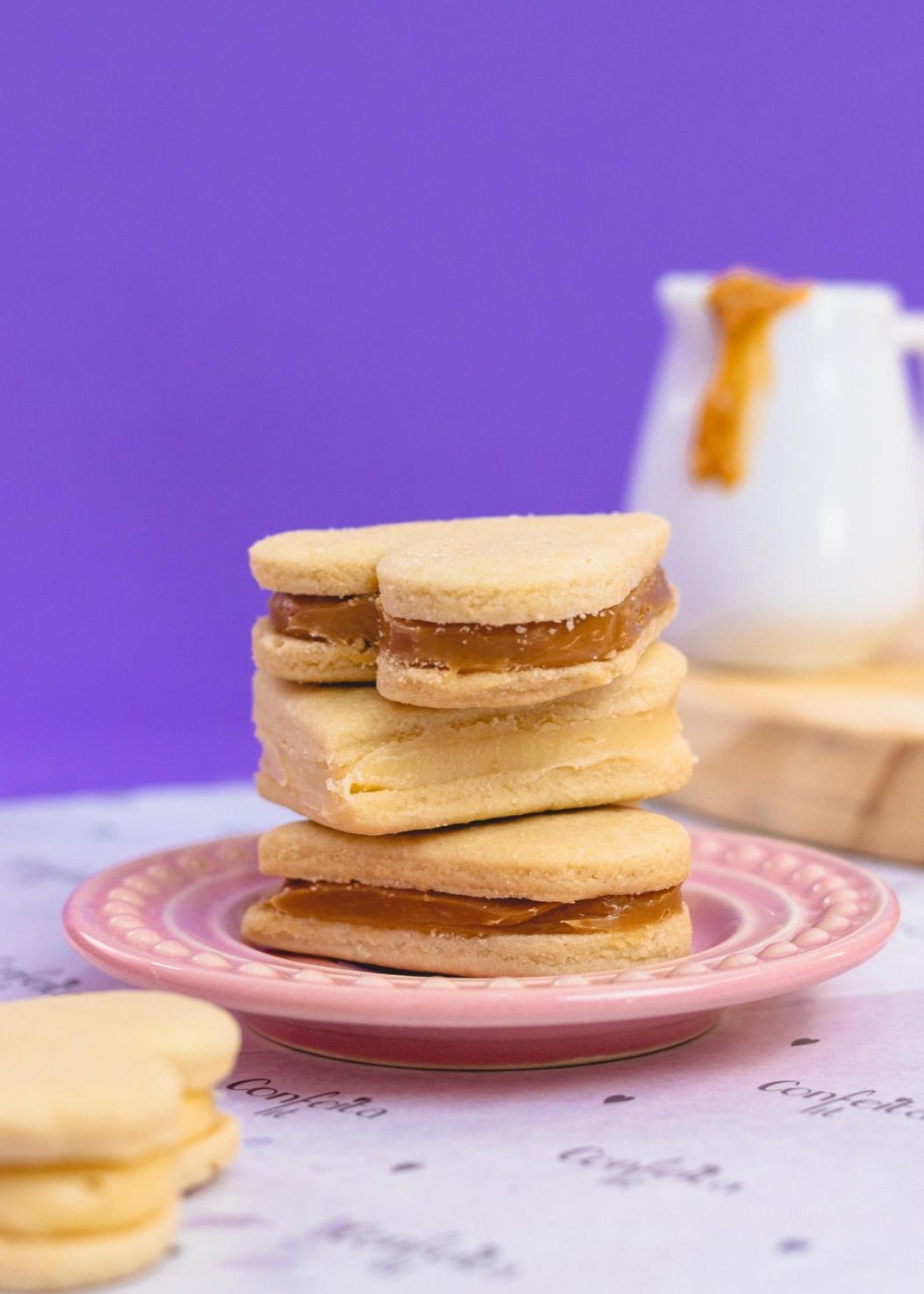 Ideais para pequenas fomes, os biscoitos da Confeita Fit são recheados com doce de leite e creme de leite em pó sem lactose