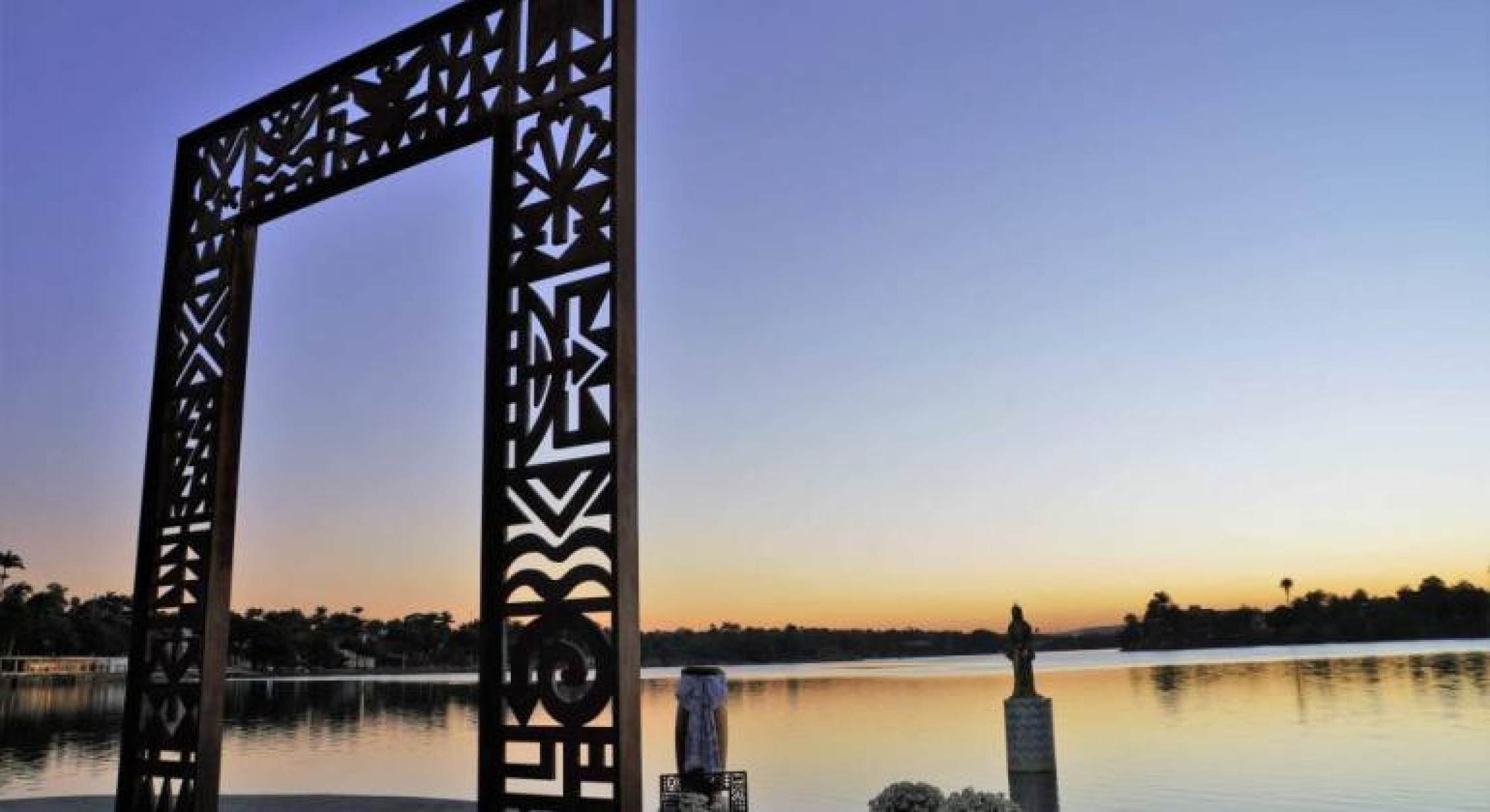 Portal para Iemanjá criado por Jorge dos Anjos, em frente à imagem da orixá, na Lagoa da Pampulha, em BH