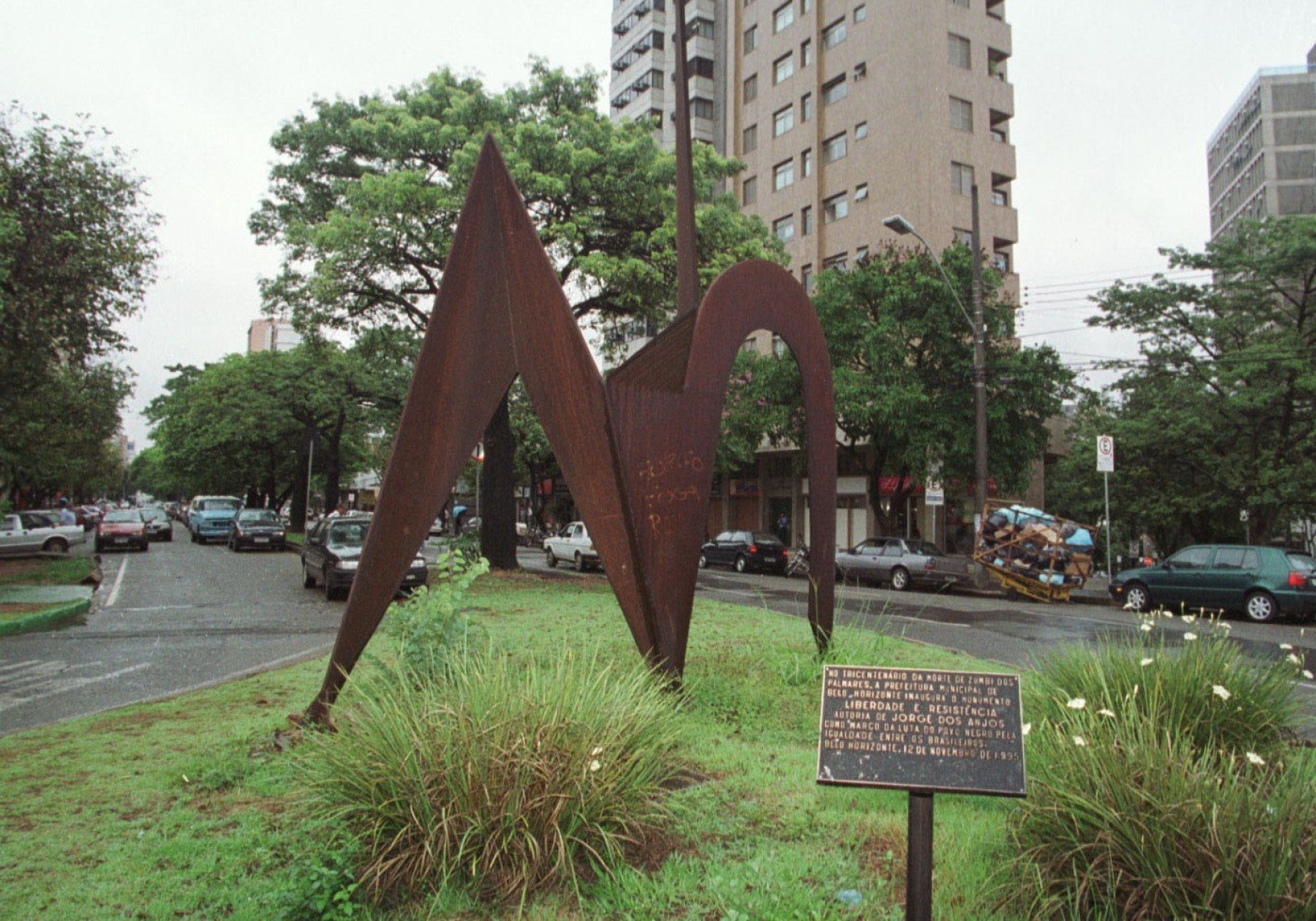 Monumento para Zumbi dos Palmares, no Bairro Santa Efigênia, em BH, remete à figura do orixá Exú