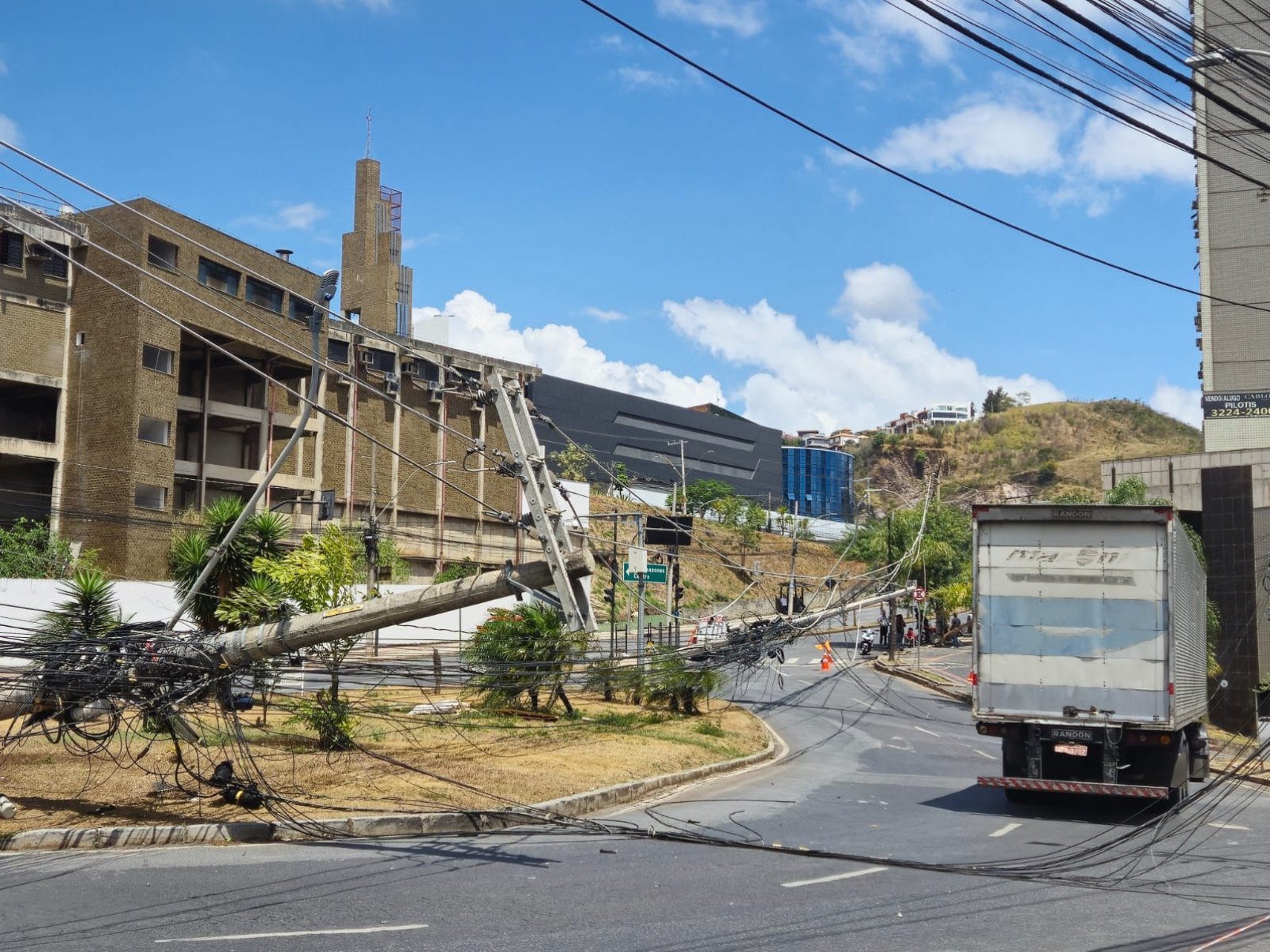 Segundo a BHTrans, a Avenida Barão Homem de Melo está totalmente interditada entre a Mário Werneck e a Raja Gabaglia em função do acidente