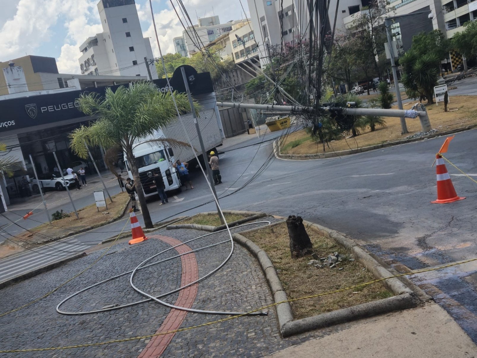 Cerca de 300 clientes no bairro Estoril estão com o fornecimento de energia interrompido