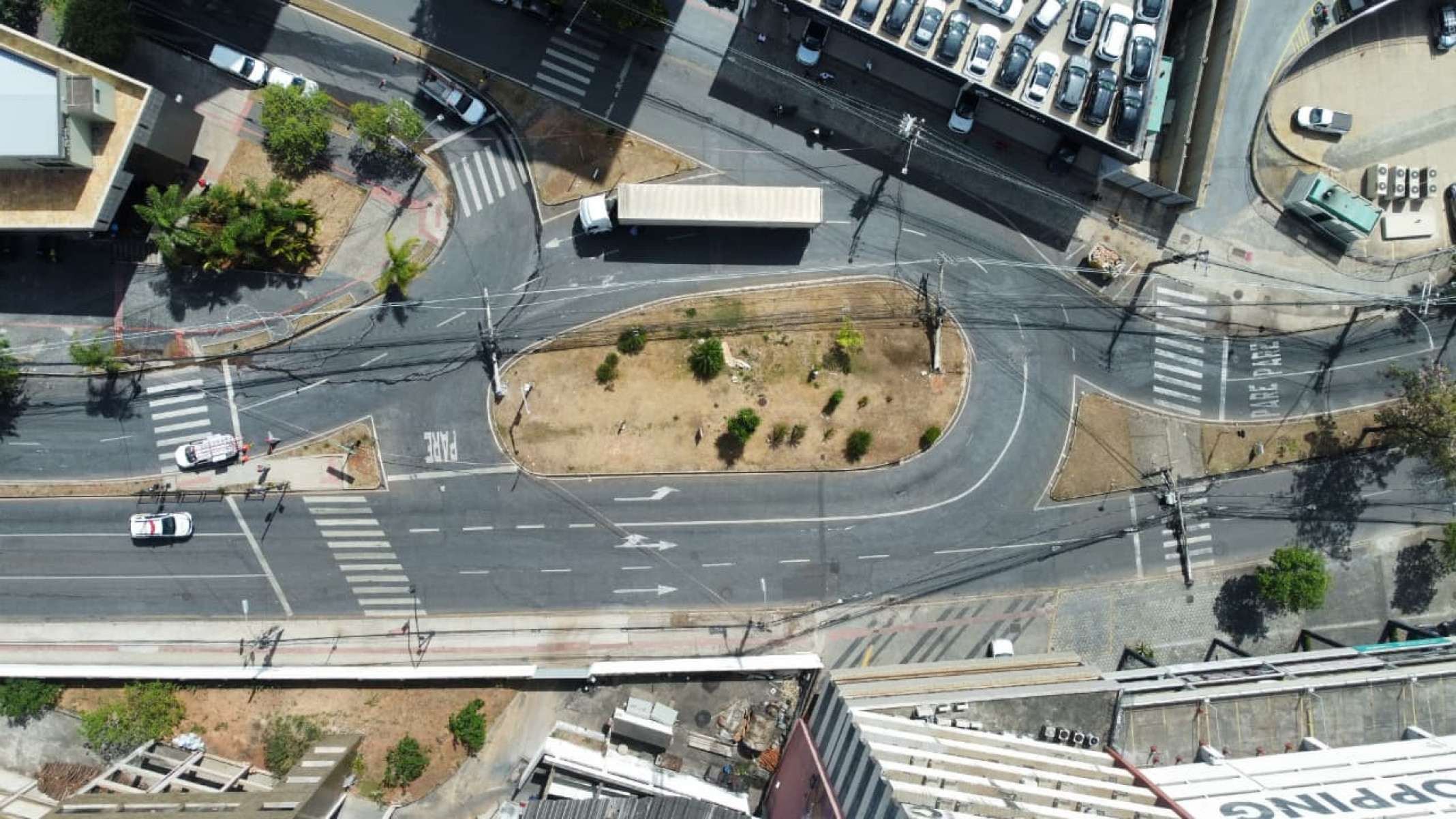 Uma carreta derrubou três postes ao puxar a fiação no Bairro Estoril, na Região Oeste de Belo Horizonte 

