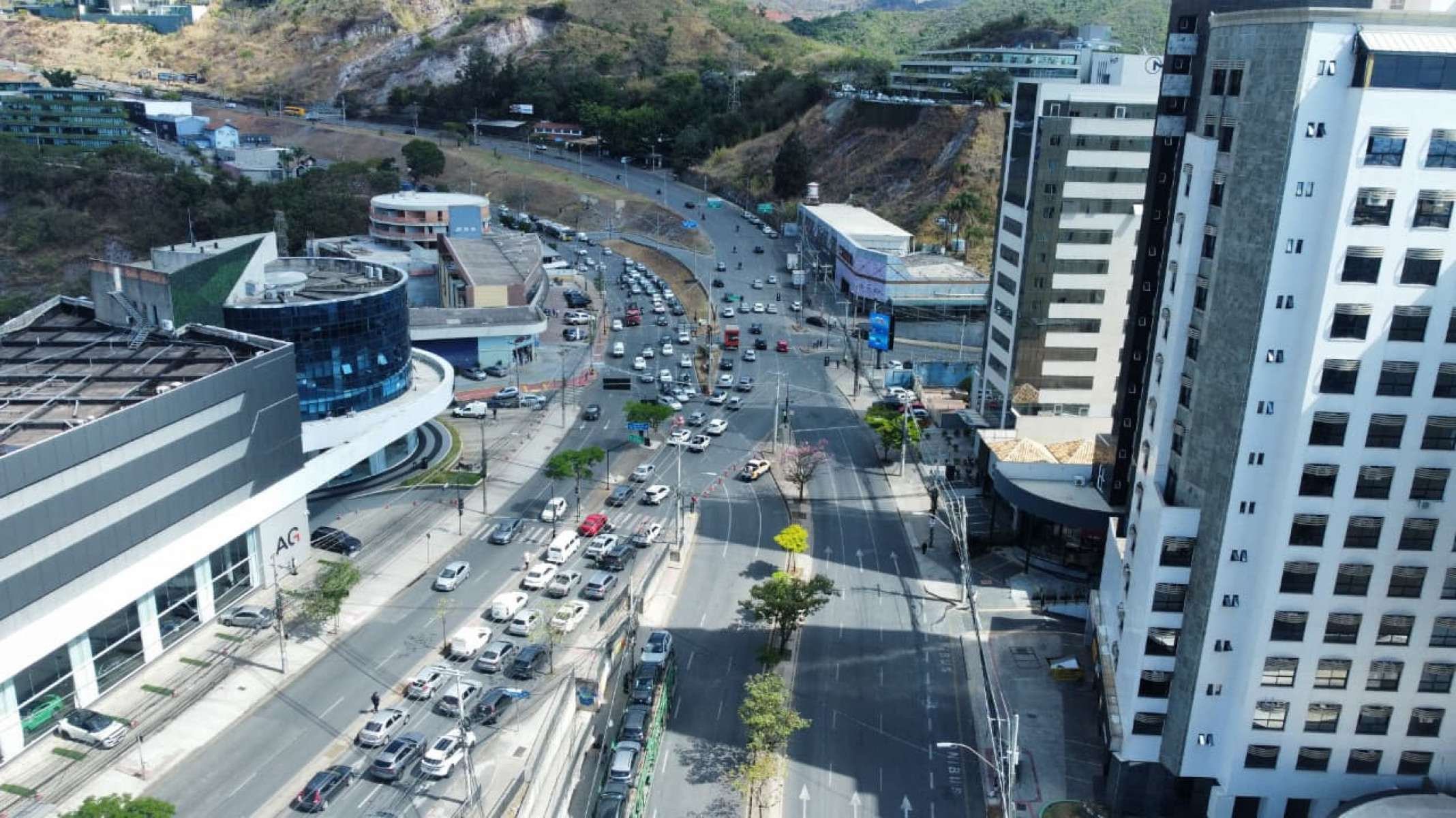 O caso ocorreu na rotatória que liga Avenida Barão Homem de Melo com a Avenida Mario Werneck. O trânsito da Raja Gabáglia, no quarteirão acima, foi desviado para quem pretendia acessar as duas avenidas