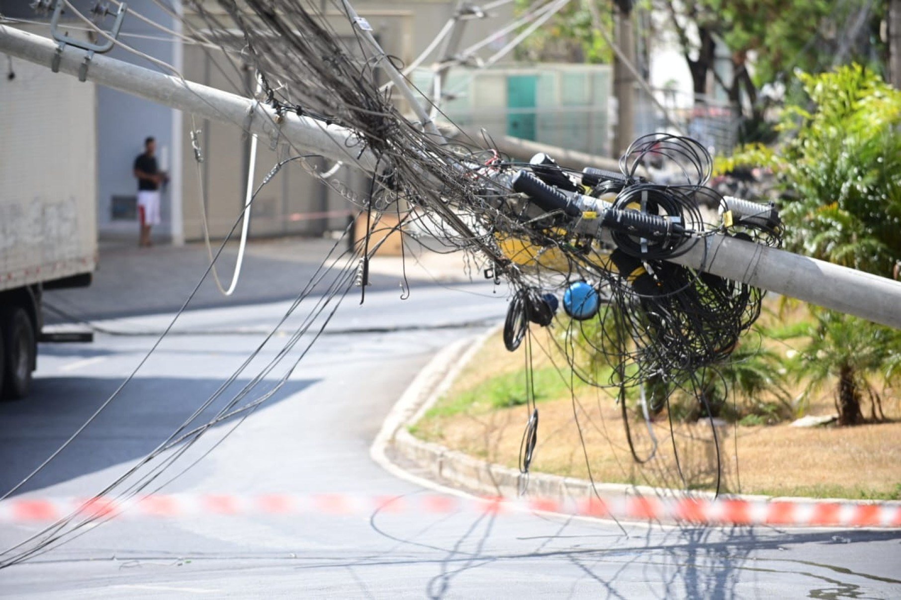 Segundo o motorista do caminhão, ele não percebeu que a carreta estava puxando a fiação, quando olhou pelo retrovisor e viu um motociclista sendo atingido pelos fios e caindo na pista