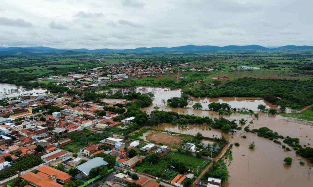 Chuvas intensas com alagamentos e destruição se tornam mais frequentes com as mudanças climáticas - (crédito: Defesa Civil Mato Verde/Divulgação) Chuvas intensas com alagamentos e destruição se tornam mais frequentes com as mudanças climáticas - (crédito: Defesa Civil Mato Verde/Divulgação)