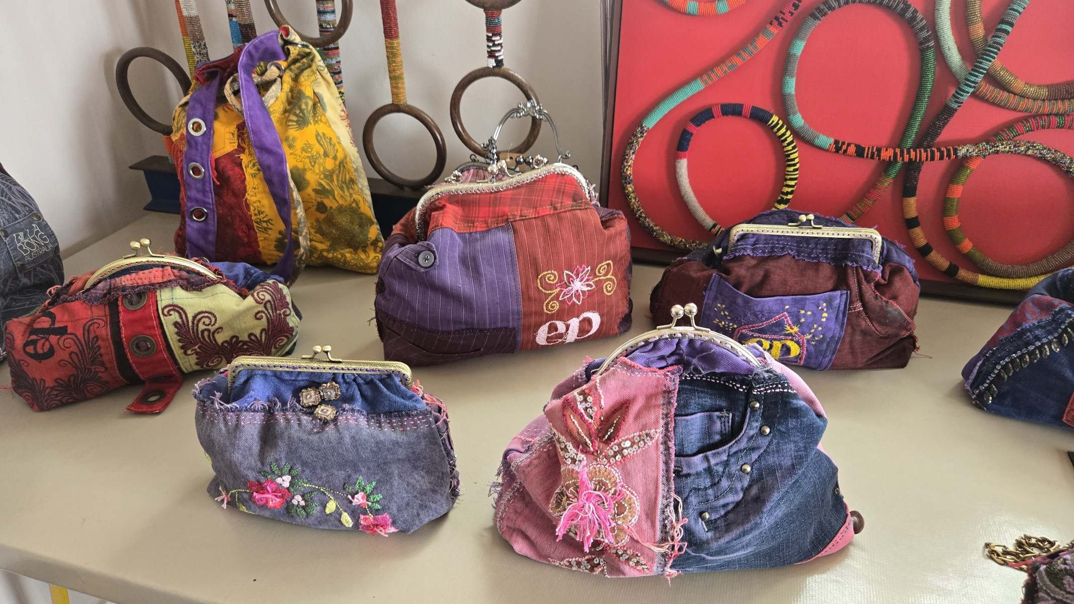 Thelma Palha lança neste sábado a coleção de bolsas "Rebordando"