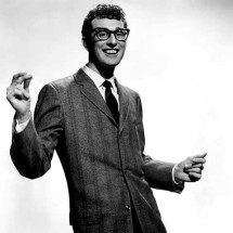 Morto aos 22 anos, roqueiro entrou para a história por inspirar Beatles e Rolling Stones - Charles Hardin Holley, Buddy holly ( guitarrista, cantor e compositor) - Domínio Público/Wikimédia Commons