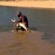 Influenciador choca e viraliza com crocodilo: ‘Ele me pegou, mas eu o peguei!’ - Instagram