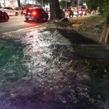 Vídeo: esgoto jorra em avenida de BH e impede a passagem de pedestres - Marcos Vieira/EM/D.A.Press