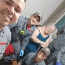 Mamma Bruschetta publicou selfie ao lado dos bombeiros que a ajudaram após sofrer uma queda em casa -  (crédito: Redes Sociais/@mammabruschetta/Reprodução)